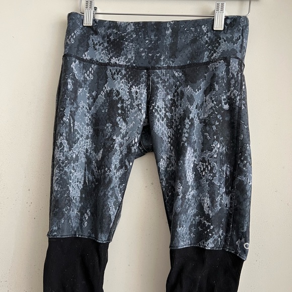 ALO Goddess Ribbed Leggings in Snakeprint & Black - Picture 3 of 9